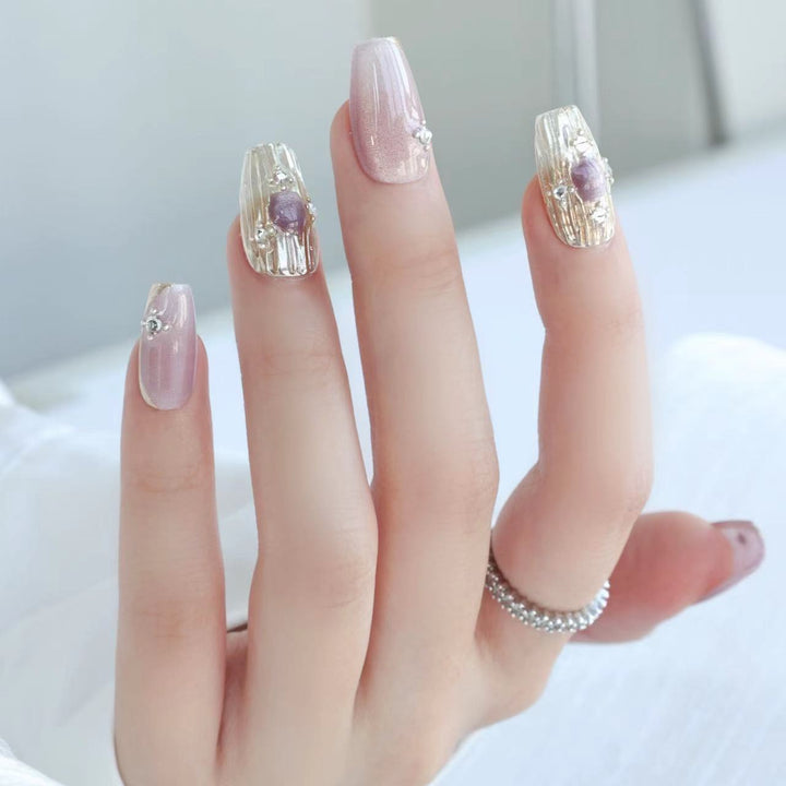 Elegantes Druck-Nagel-Set mit dekorativen Perlenakzenten