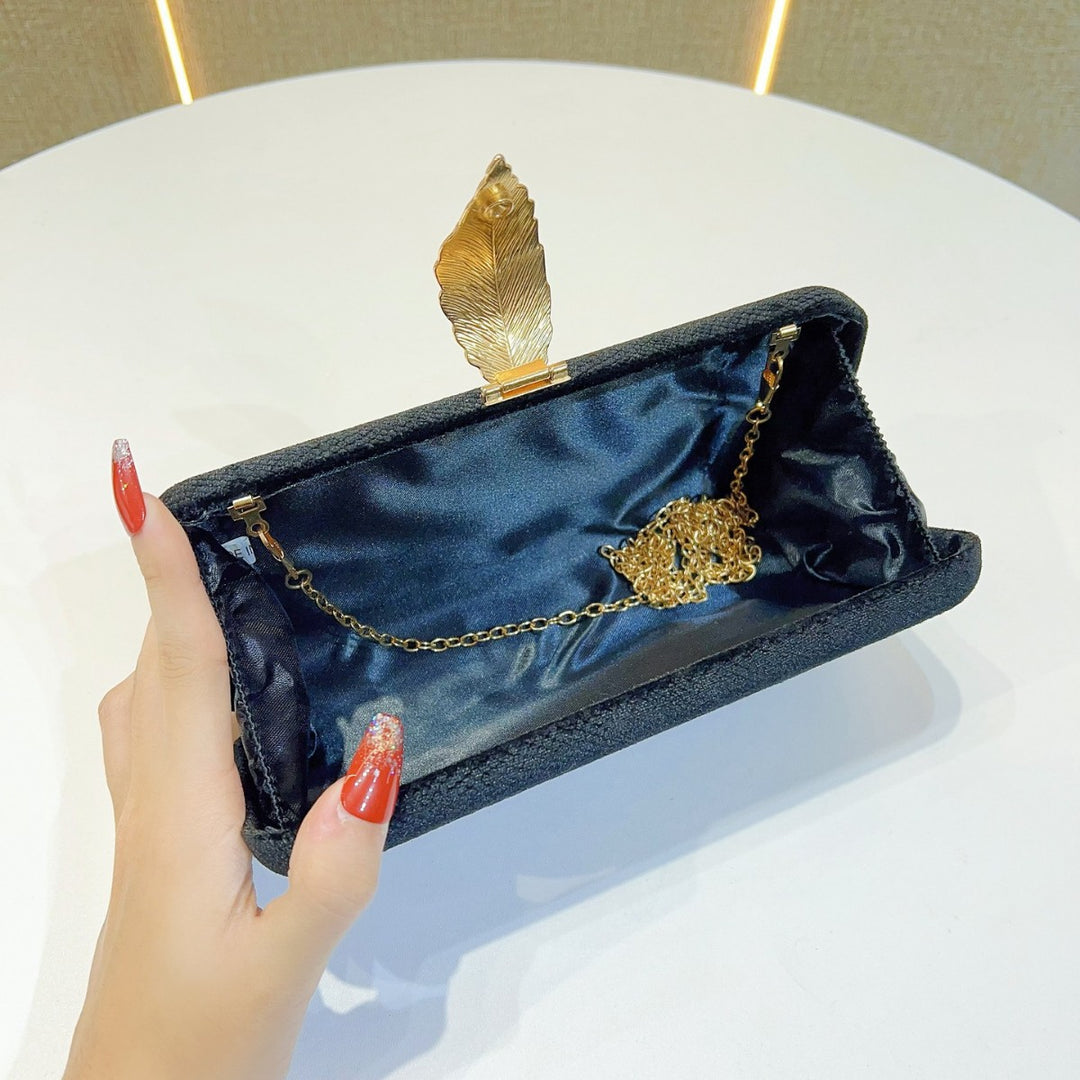 Elegante Clutch für den Abend mit Blatt-Akzent