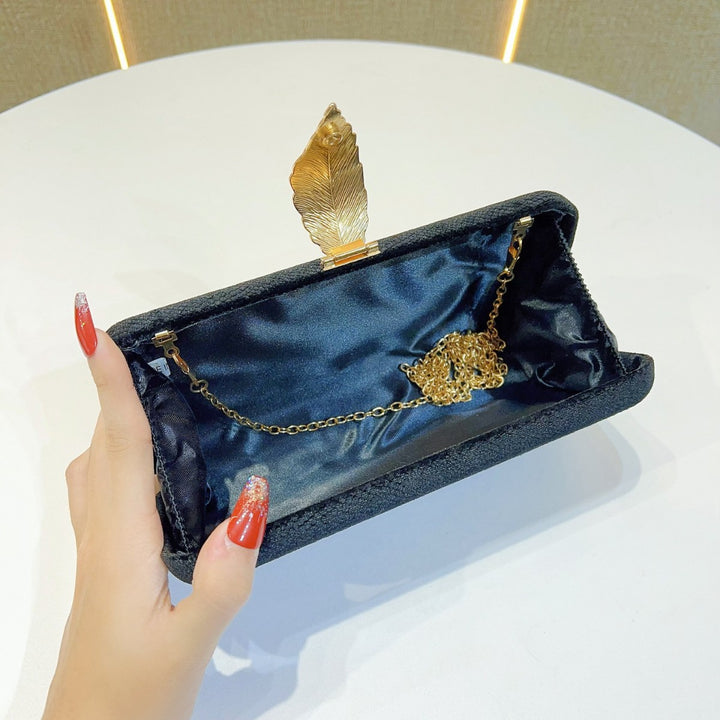 Elegante Clutch für den Abend mit Blatt-Akzent