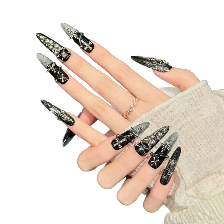 Gothic-inspirierte Press-On-Nagelset mit Schädel- und Kreuzdesigns