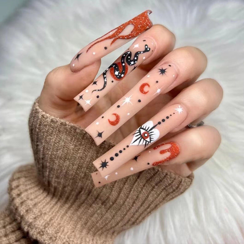 Nagelkunst mit Herz- und Lippenmotiven Karnz