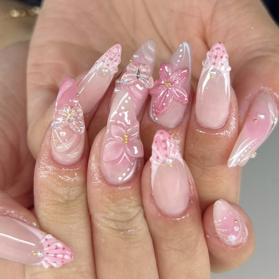 Elegante Nagelkunst im maritime Design mit Glitzer und 3D-Akzenten Karnz
