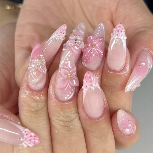 Kunstvolle Nagelverlängerungen mit floralen Akzenten Karnz