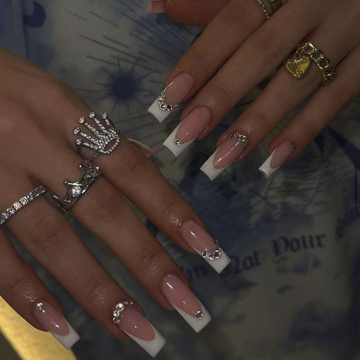 Kunstnagelset mit elegantem Hochglanz-Finish und Luxus-Strassverzierungen Karnz