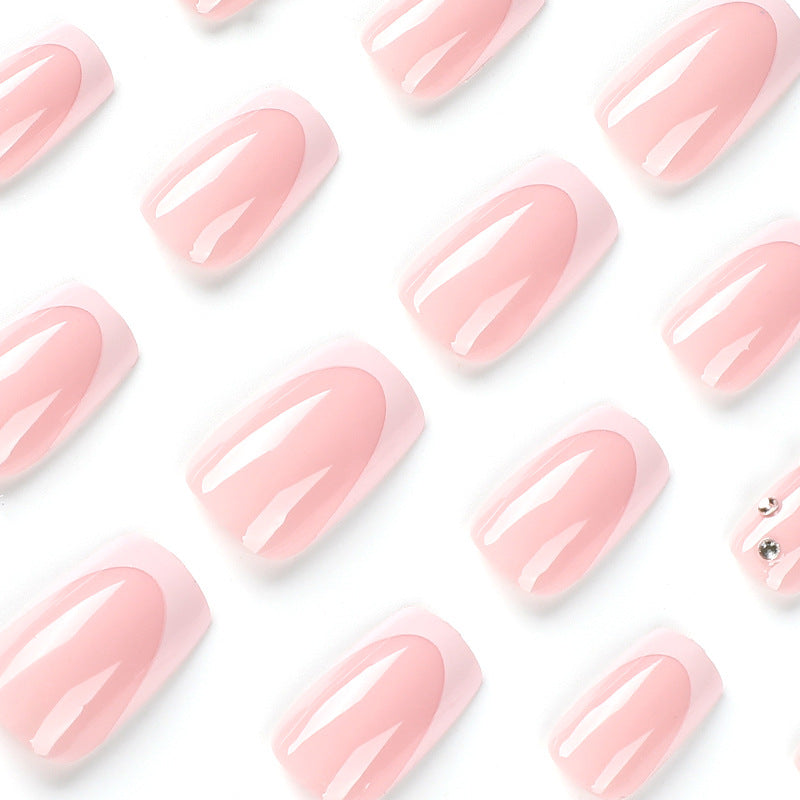 Kunstvolle Nagelverlängerungen mit glamourösen Strassverzierungen Karnz