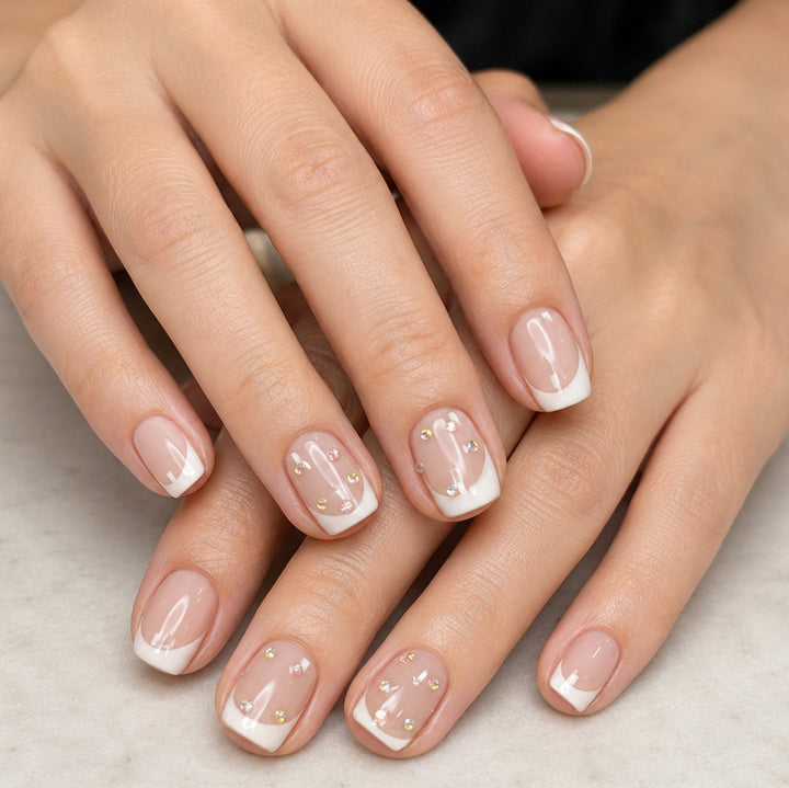 Elegante French Tip Nagelkunst-Verstärkungen mit Edelsteinakzenten Karnz