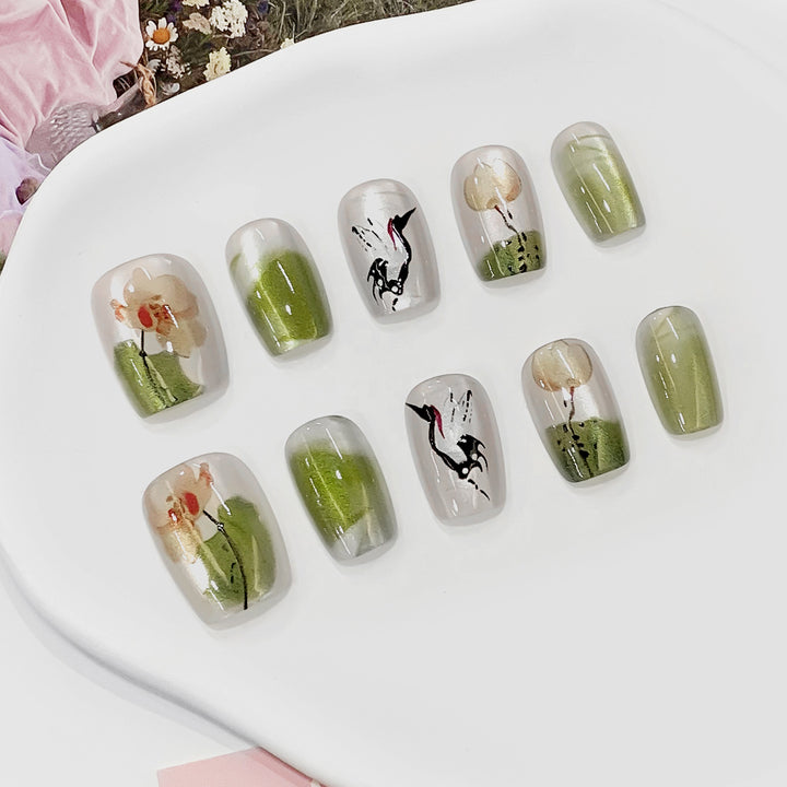 Kunstvolle Nail Art mit floralen Designs Karnz