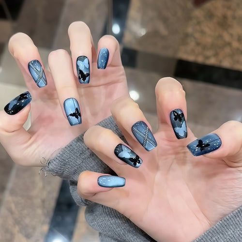 Glamouröse Kunstnägel mit Modischem Schmetterlingsdesign Karnz
