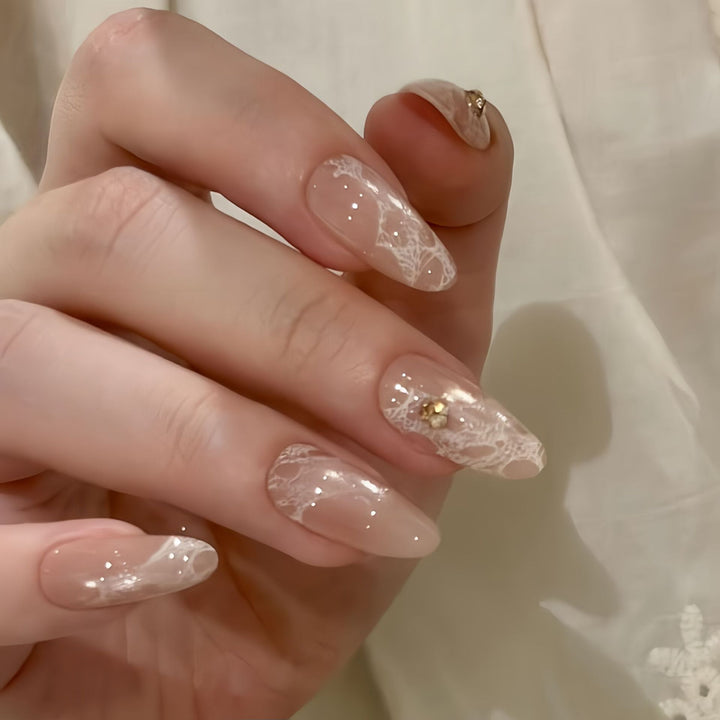 Elegante Kunstnägel mit Spitzen und Glitzer Karnz