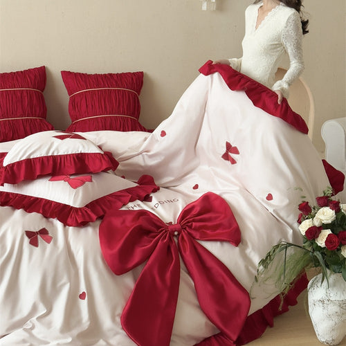 Romantische Bettwäsche-Garnitur mit XXL-Satin‑Schleife, Volant und bestickten Applikationen