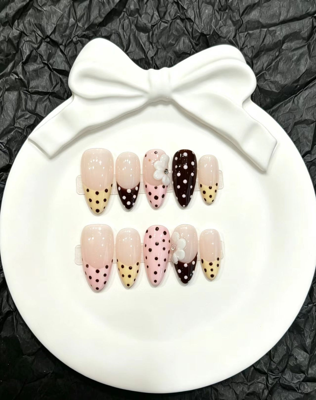 Dekoratives Press-On Nagelkunst-Set mit floralen und verspielten Designs