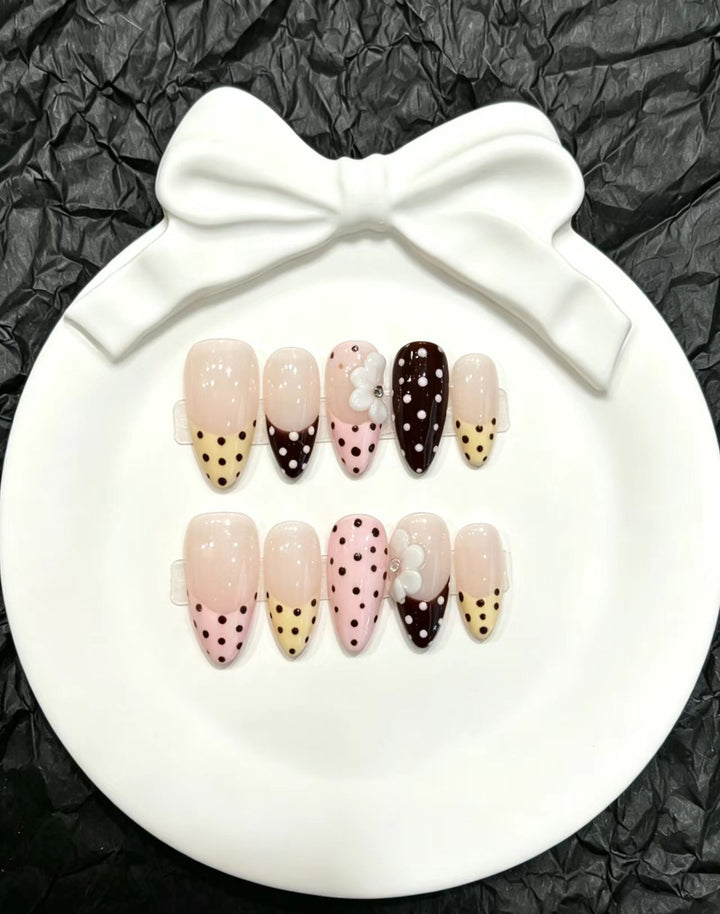 Dekoratives Press-On Nagelkunst-Set mit floralen und verspielten Designs