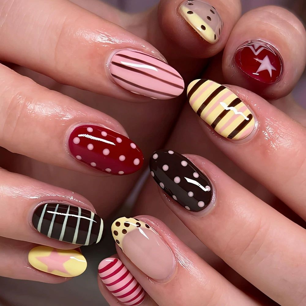 Künstlerische Multi-Muster Nagelkunst Karnz