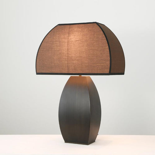 Dekorative Tischlampe mit strukturiertem Schirm