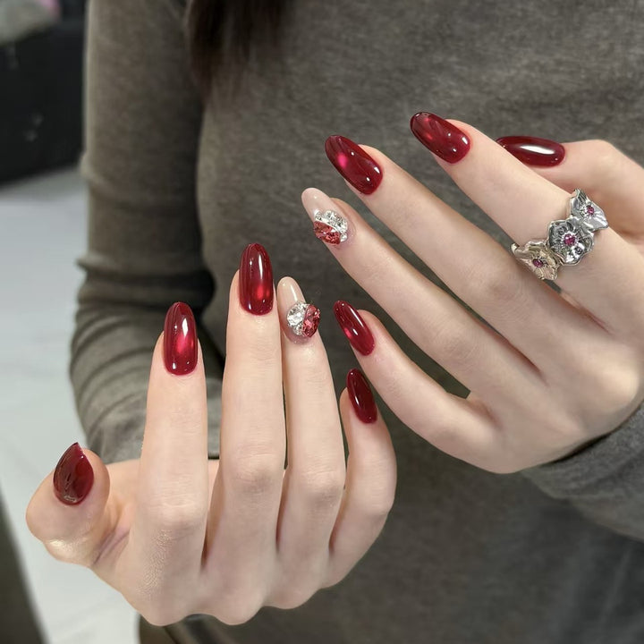 Elegante Press-On-Nagelerweiterungen mit dekorativen Edelsteinschmuckakzenten