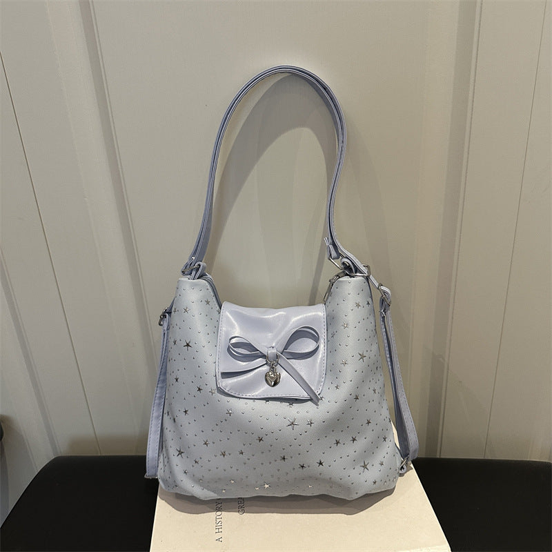 Stylische mit Sternen verzierte Handtasche