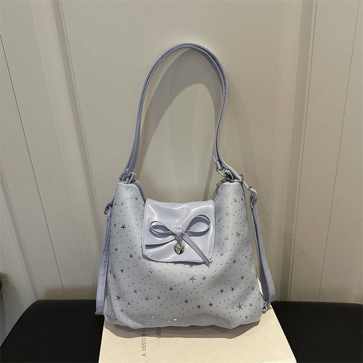 Stylische mit Sternen verzierte Handtasche