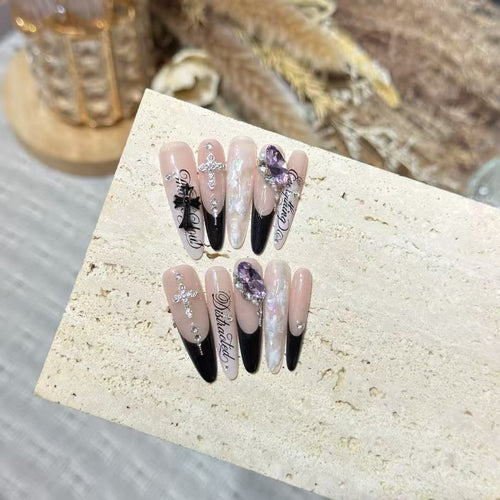 Dekorative Stiletto Press-On Nägel mit Edelstein Akzenten