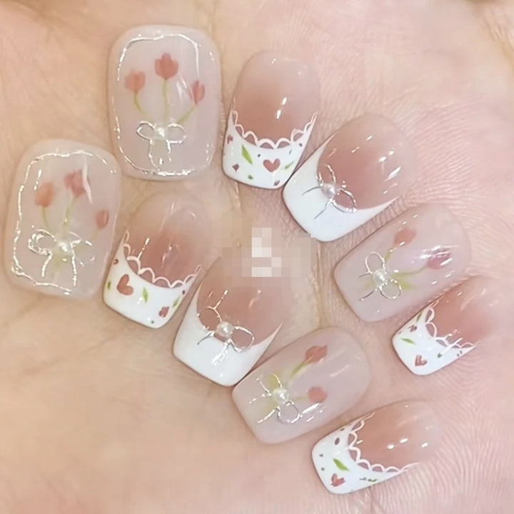 Dekoratives Press-On Nagelkunst-Set mit floralem und verspieltem Design