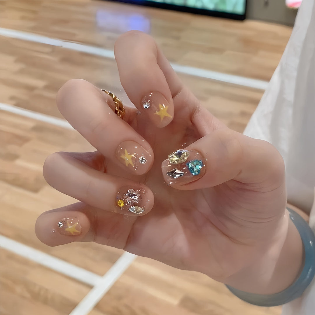 Glitzernde Nagelspitzen mit Eleganten Schmuckakzenten Karnz
