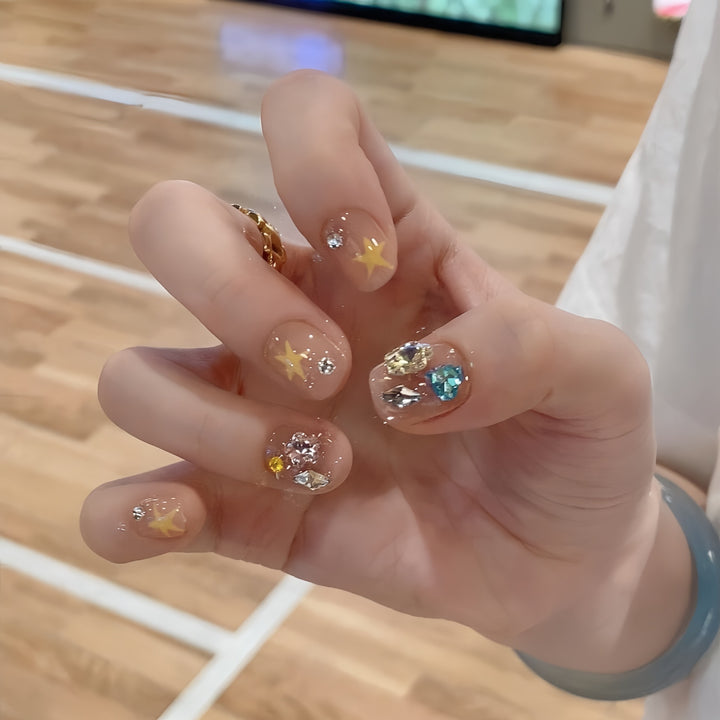 Glitzernde Nagelspitzen mit Eleganten Schmuckakzenten Karnz