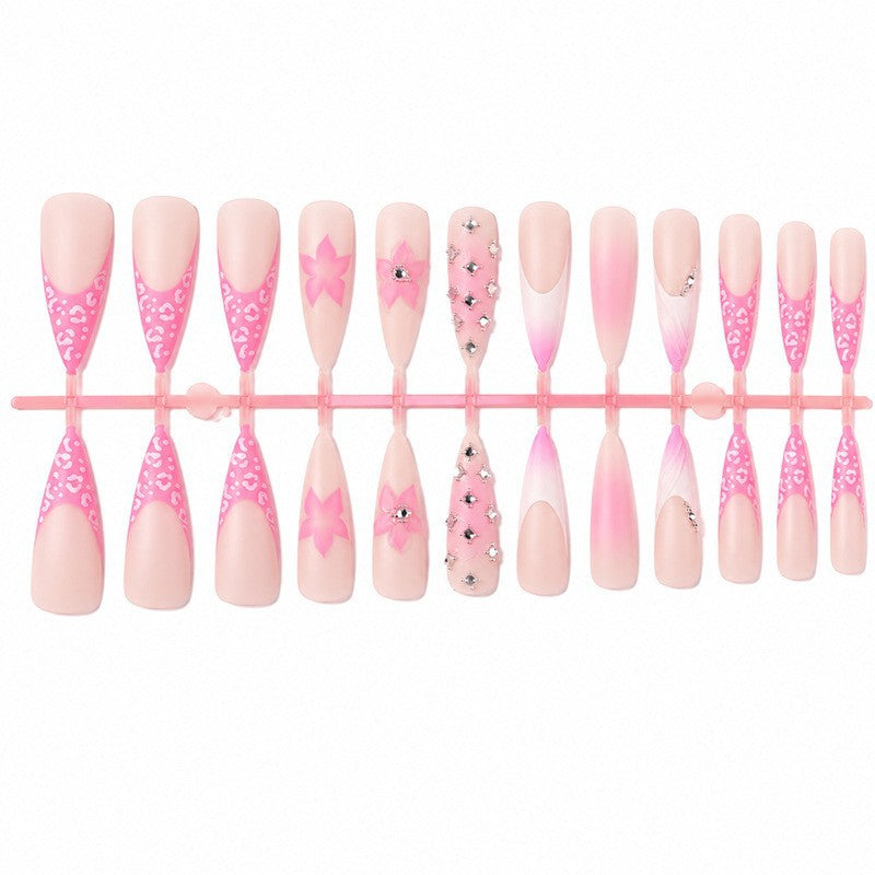 Kunstnagelset mit eleganten floralen Verzierungen und Glamourösen Akzenten Karnz