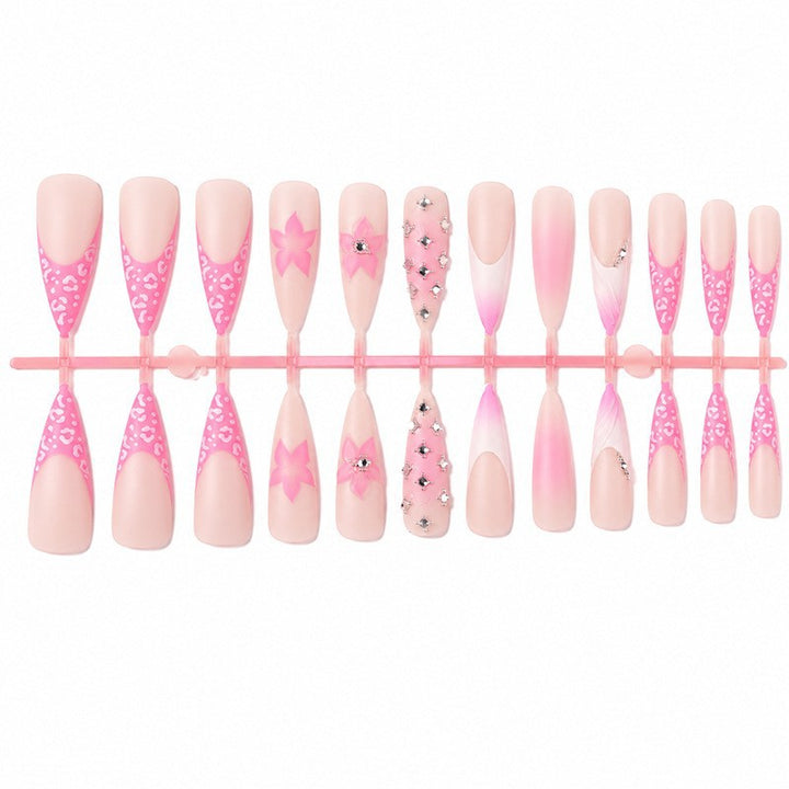 Kunstnagelset mit eleganten floralen Verzierungen und Glamourösen Akzenten Karnz