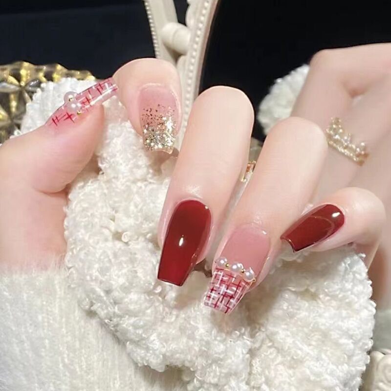 Kunstvolle Nagelverlängerungen mit Blumendesign Karnz