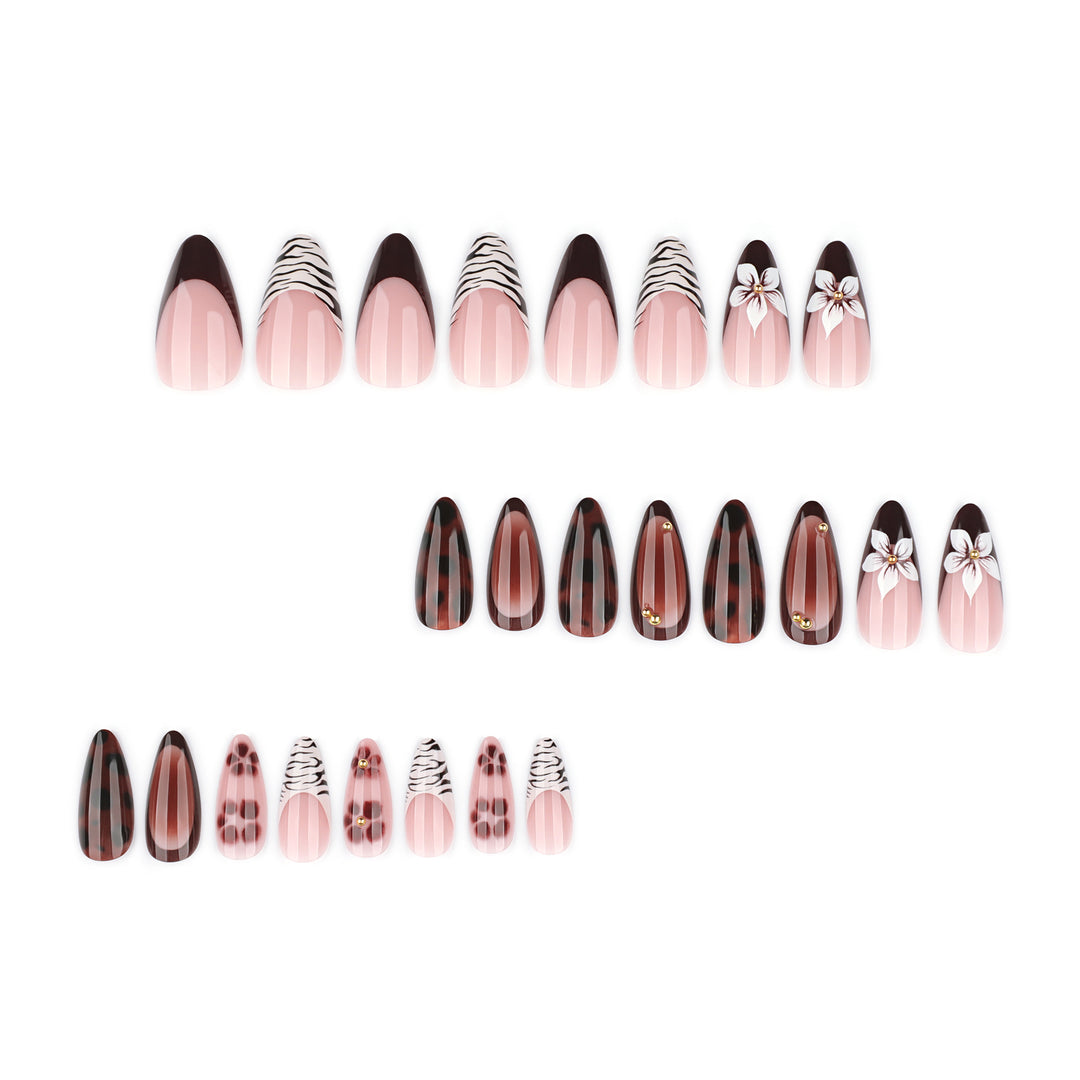 Kunstvolle Stiletto-Nägel mit eleganten Blumenmotiven und Glitzerakzenten Karnz