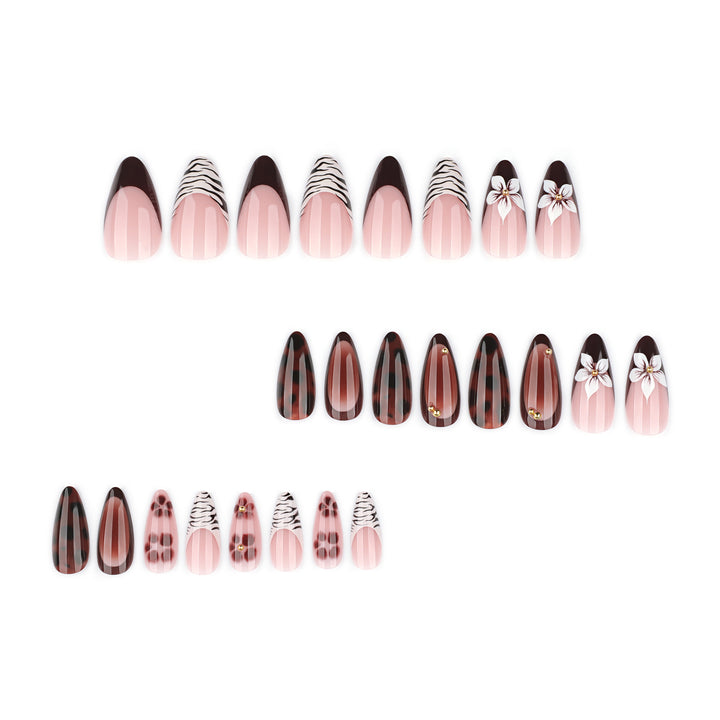 Kunstvolle Stiletto-Nägel mit eleganten Blumenmotiven und Glitzerakzenten Karnz