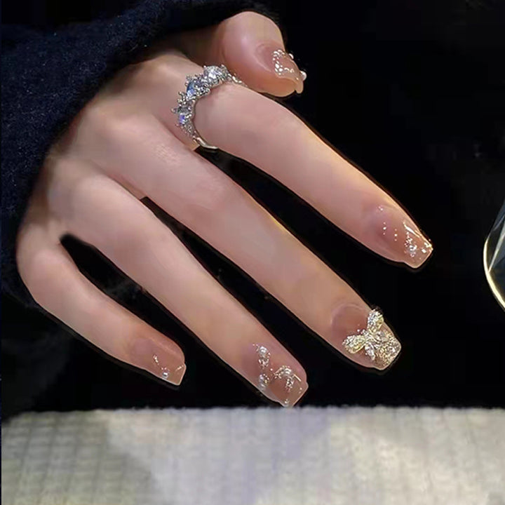 Kunstnagelset mit funkelnden Glitzer- und holografischen Akzenten Karnz