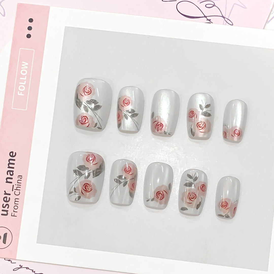 Kunstvolle Nagelverlängerungen mit Rosenmotiven Karnz