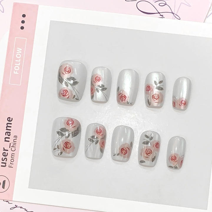 Kunstvolle Nagelverlängerungen mit Rosenmotiven Karnz