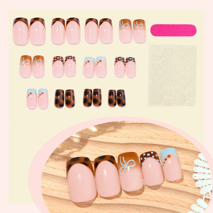 Stylisches dekoratives Press-On-Nagelset mit trendigen Mustern Karnz