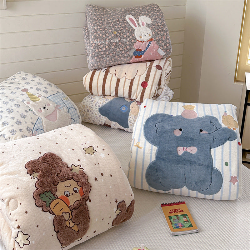 gesteppte Kuscheldecke mit 3D-Hasenapplikation und floralem Mikrofaserbezug