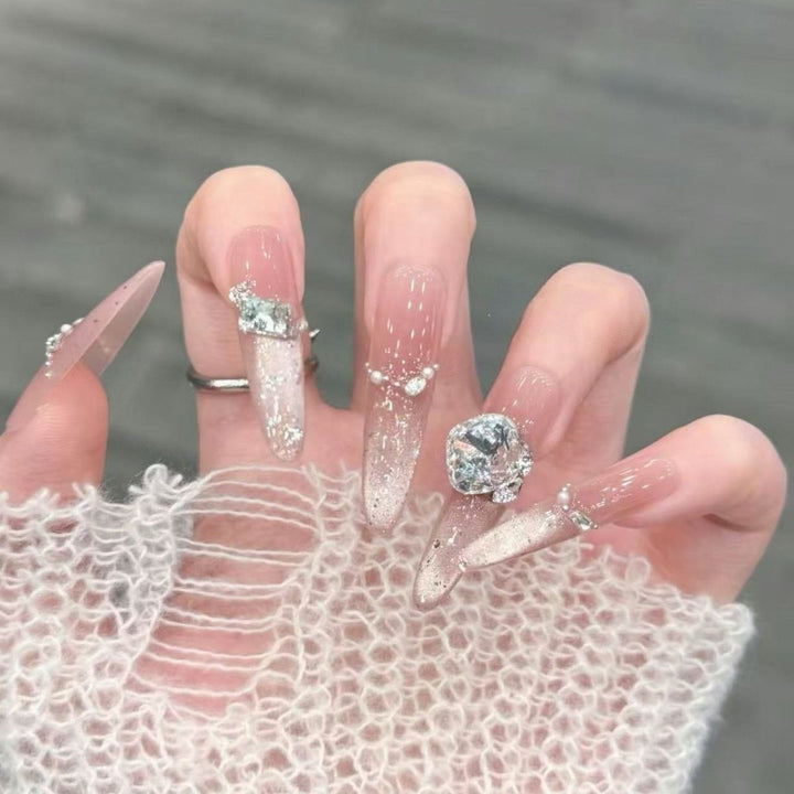 Künstlerische Stiletto Press-On Nagelkunst mit schimmernden Akzenten Karnz