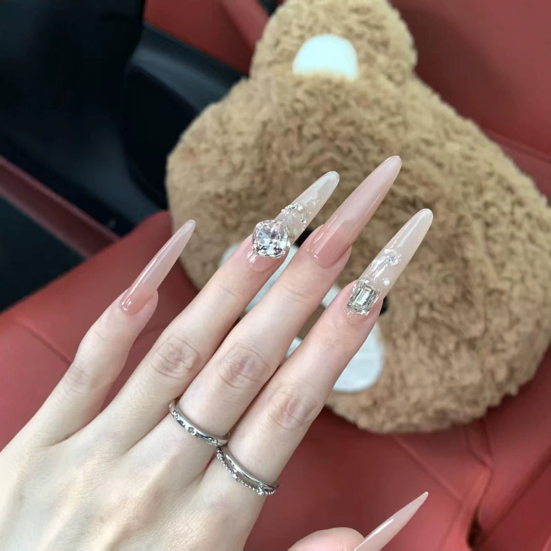 Dekorative Stiletto-Nagelkunstverlängerungen
