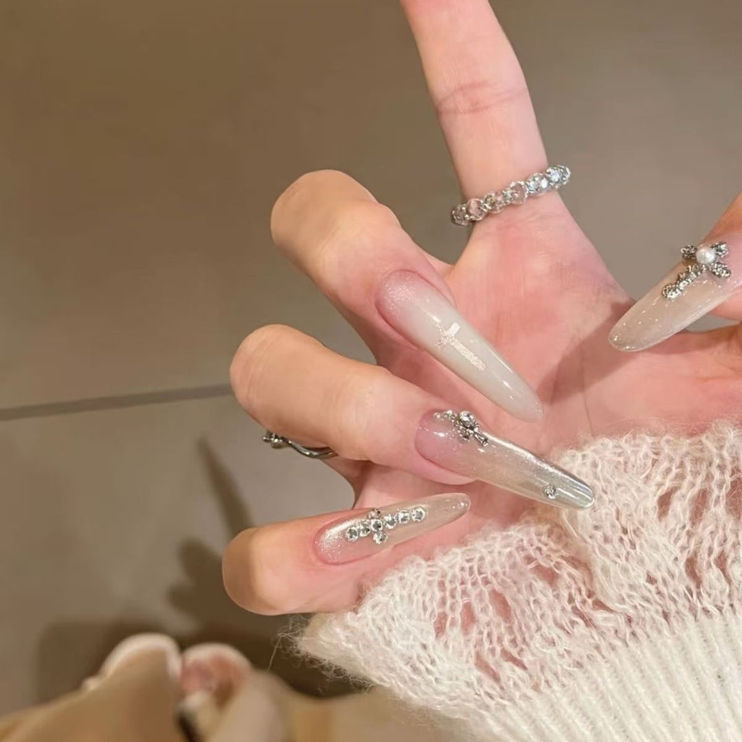 Glamouröse, kristallbesetzte Stiletto-Nagelerweiterungen