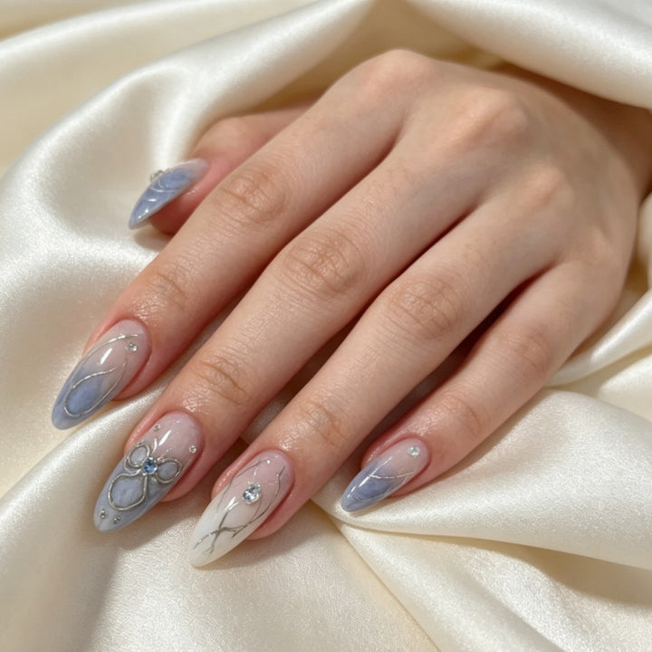 Künstlerisches Press-On-Nageldesign mit floralen und Schmuckakzenten Karnz