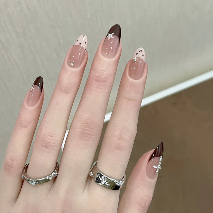 Glitzernde Kunstnagel-Design mit eleganten Akzenten Karnz