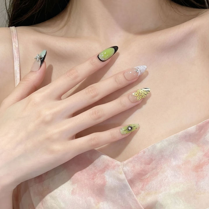 Künstlerisches Press-On Nagelset mit Schmetterlings- und Blumendesigns Karnz