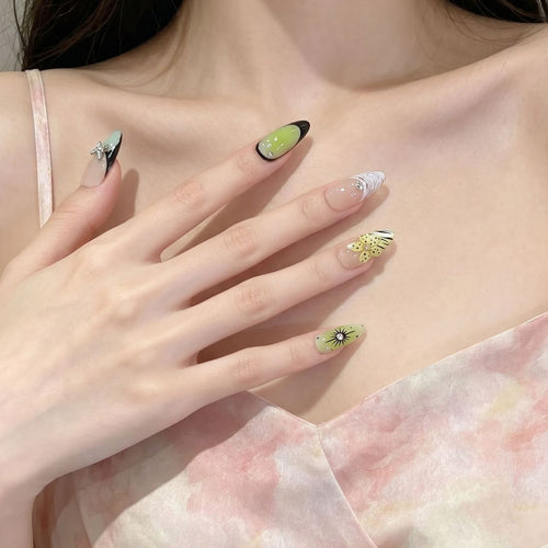 Künstlerisches Press-On Nagelset mit Schmetterlings- und Blumendesigns Karnz