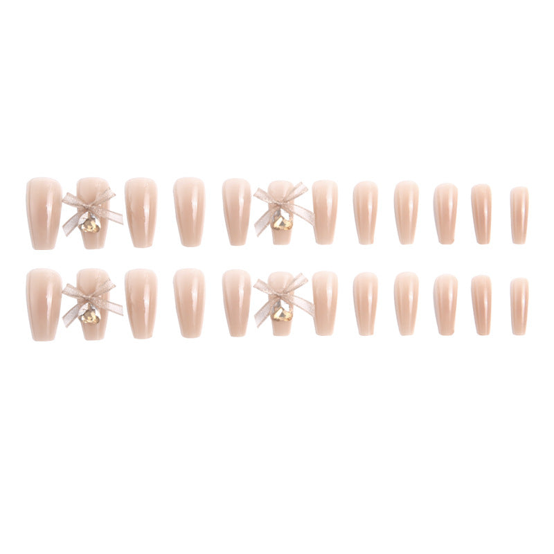 Kunstnagelset mit eleganten 3D-Bloßen und filigranen Akzenten Karnz
