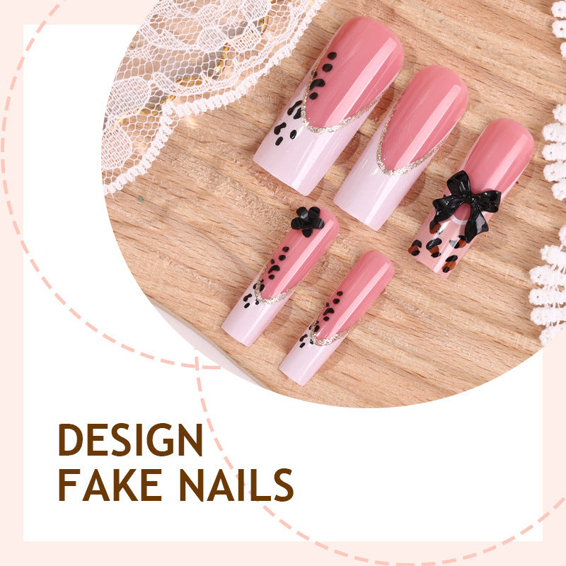 Kunstnagelset mit glamourösen Akzenten und 3D-Details Karnz