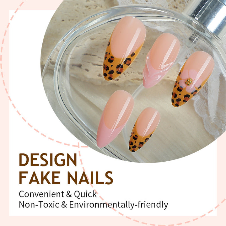 Kunstnagelset mit trendigen Leoparden-Design und eleganten Akzenten Karnz