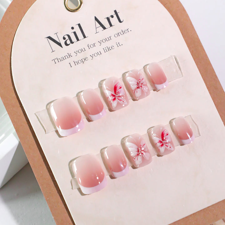 Stilvolle Nagelkunst mit floralen Akzenten Karnz
