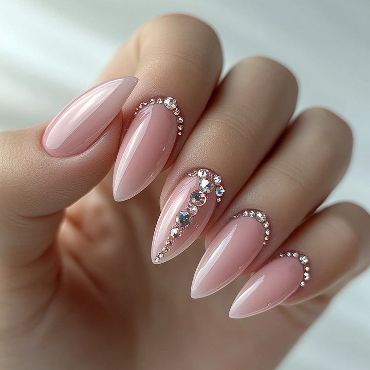 Kunstnagelset mit eleganten Glitzerakzenten Karnz