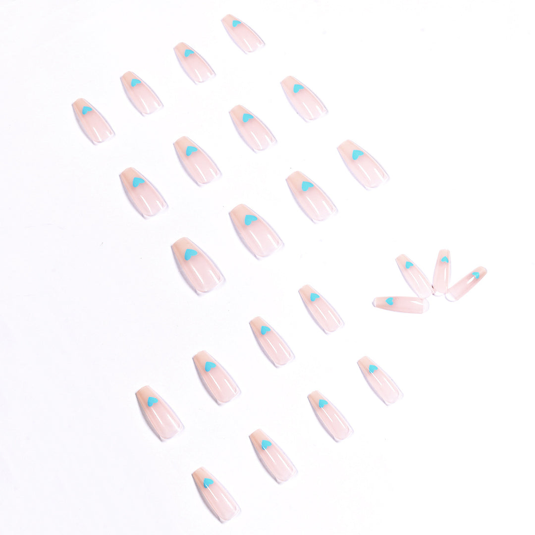 Kunstvolle Nailart mit Herzmotiven Karnz