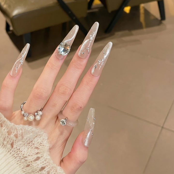 Künstlerisches Stiletto Press-On Nagelset mit Kristallakzenten Karnz