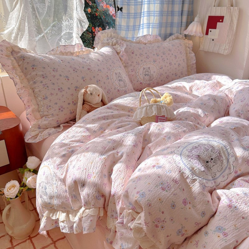 Blumenverziertes Steppbett-Set